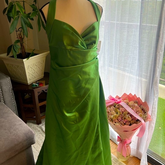 💥SALE😍💥David's Bridal Green Ruched Gown Spaghetti Strap - Picture 8 of 11